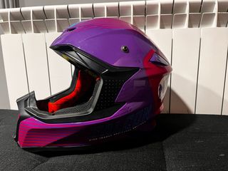 Casco de moto púrpura y rosa