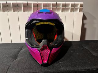 Casco de moto púrpura y rosa