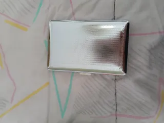 Pitillera metálica con diseño de calavera