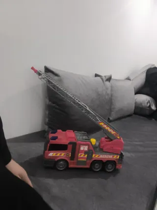 Camión de bomberos con escalera y deposito de agua