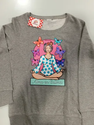 Sudadera gris con estampado de mariposas