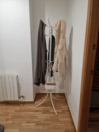 Perchero de pie metálico blanco