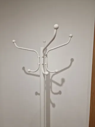 Perchero de pie metálico blanco