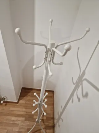 Perchero de pie metálico blanco