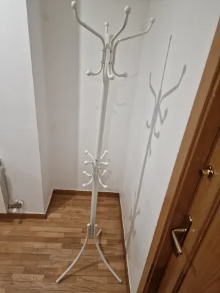 Perchero de pie metálico blanco