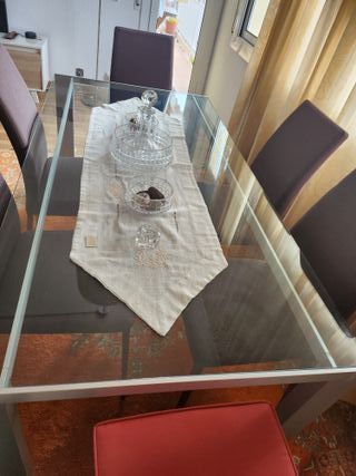 Mesa de comedor de cristal y metal