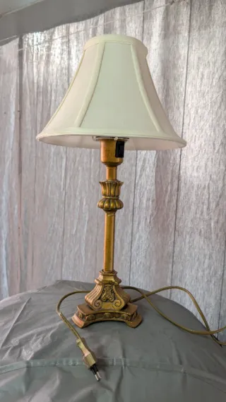 Lámpara de mesa decorativa dorada