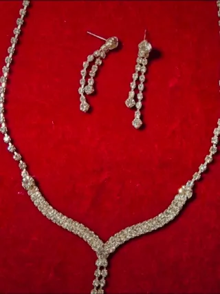 Conjunto collar y pendientes plateados