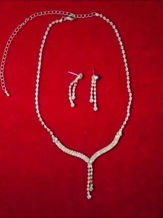 Conjunto collar y pendientes plateados