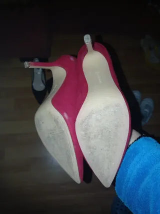 Zapatos de tacón negros y rojos