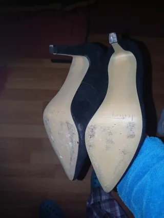 Zapatos de tacón negros y rojos