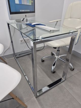 Mesa de cristal y metal plateado