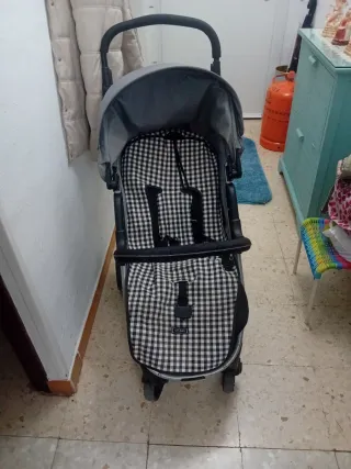 Carrito de paseo gris con funda