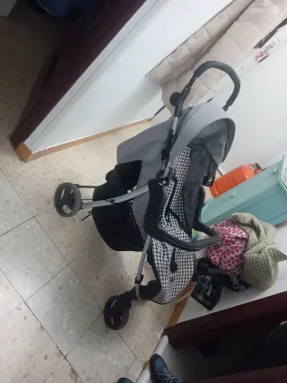 Carrito de paseo gris con funda