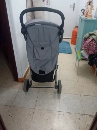 Carrito de paseo gris con funda