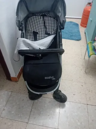 Carrito de paseo gris con funda