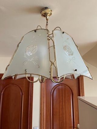 Lámpara de techo dorada y cristal