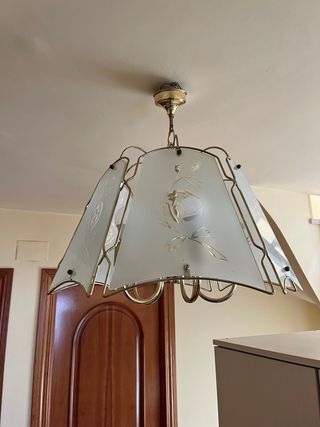 Lámpara de techo dorada y cristal