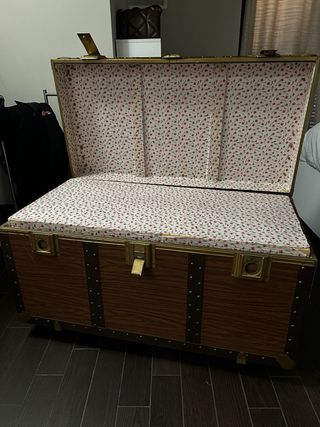 Baule antico in legno con finiture dorate