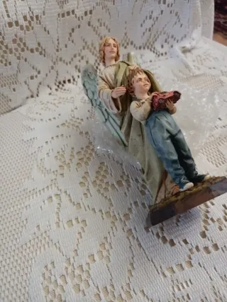 Angelo custode con bambino e macchinina