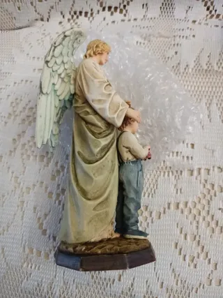 Angelo custode con bambino e macchinina