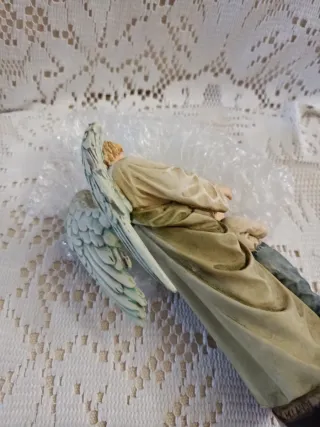 Angelo custode con bambino e macchinina