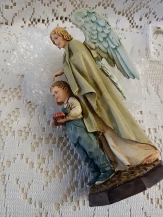 Angelo custode con bambino e macchinina