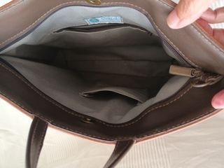 Bolso de piel marrón convertible mochila