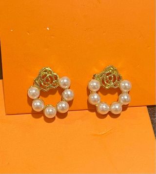 Pendientes dorados con perlas