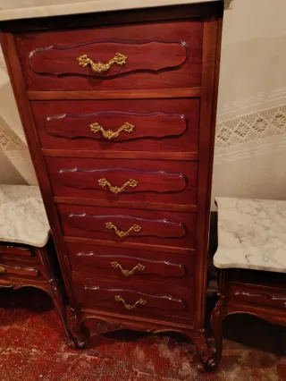 Conjunto muebles dormitorio, sinfonier y mesillas.