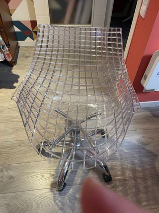 Silla de escritorio transparente y plateada