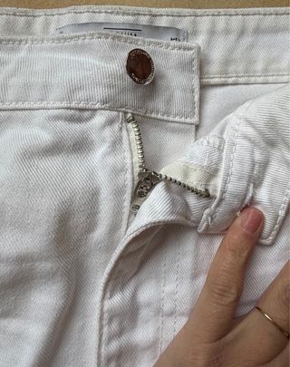 Minifalda vaquera blanca desgastada