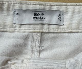 Minifalda vaquera blanca desgastada