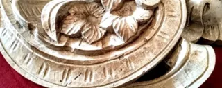 Antico fregio in legno con rose