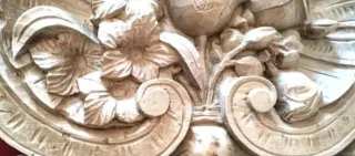 Antico fregio in legno con rose