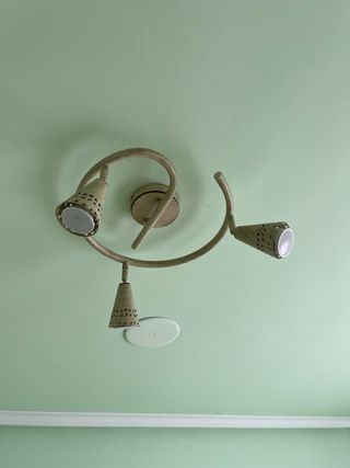 Lámpara de techo beige y blanca