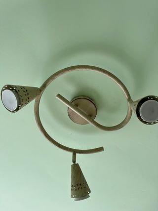 Lámpara de techo beige y blanca