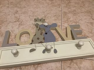 Colgador infantil LOVE con figuras