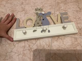 Colgador infantil LOVE con figuras