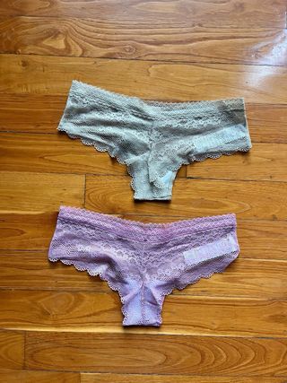 Tanga tiro bajo beige y rosa Leonisa
