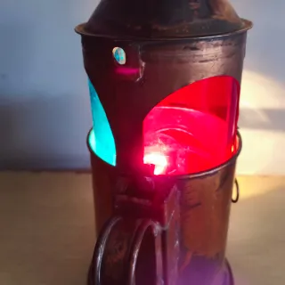 Farol antiguo ferrocarril cobre y cristal rojo