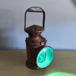 Farol antiguo ferrocarril cobre y cristal rojo