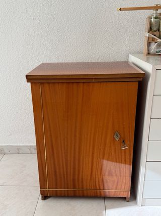 Máquina de coser Alfa antigua con mueble
