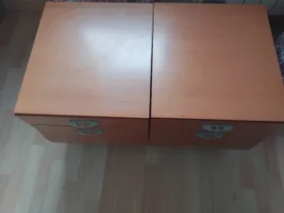2 cómodas de madera marrones