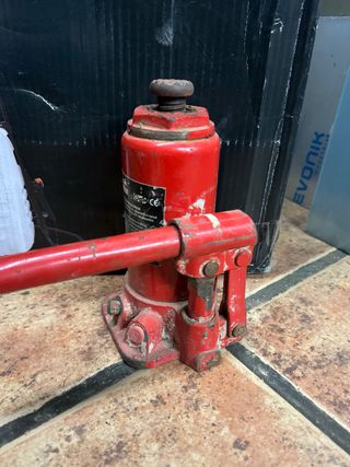 Gato hidráulico rojo