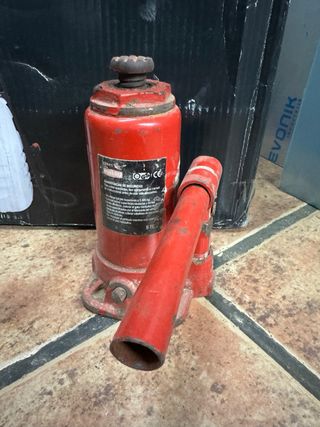 Gato hidráulico rojo