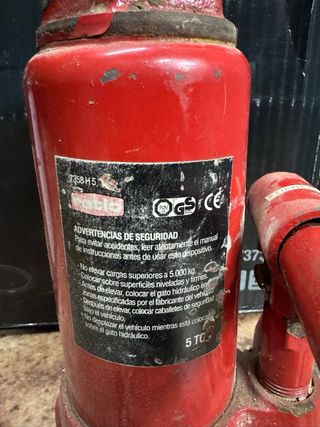 Gato hidráulico rojo