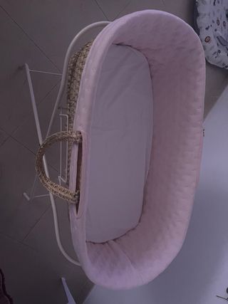 Cuna de bebé mimbre rosa esta en buen estado