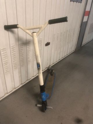 Patinete infantil azul y blanco