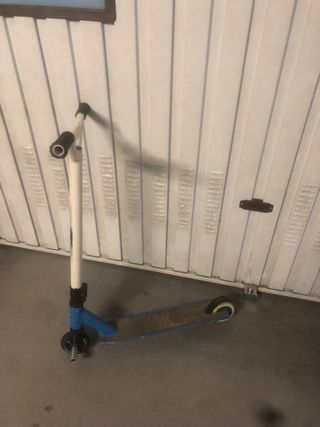 Patinete infantil azul y blanco